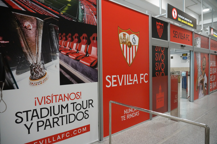 Imagen de una parte de las puertas de acceso de pasajeros en el aeropuerto de Sevilla