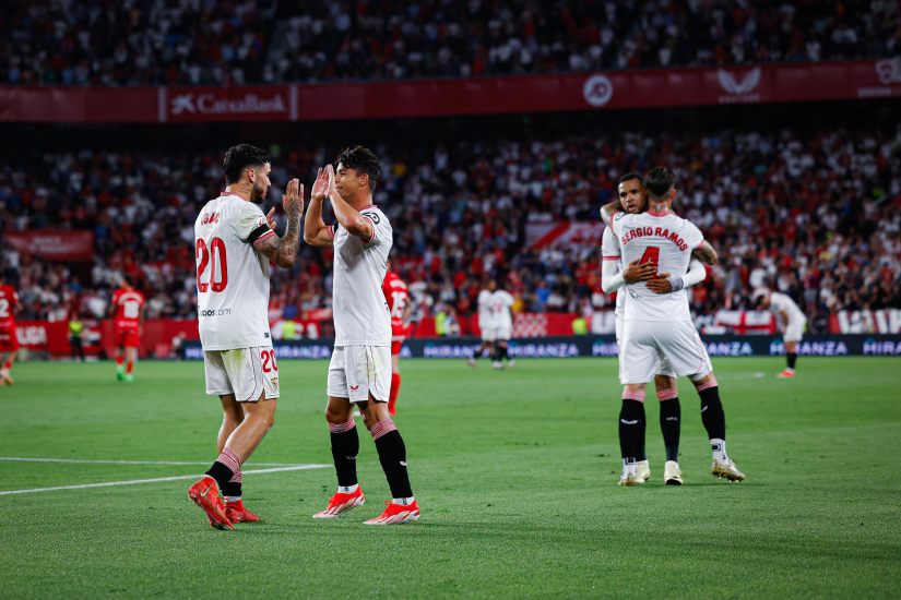 Los jugadores celebran la victoria ante el RCD Mallorca